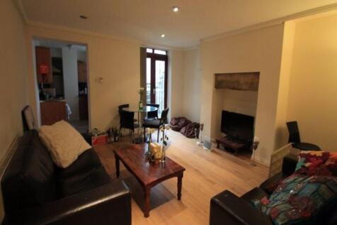 A welcoming and well-maintained living room fea...