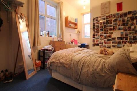 A cozy bedroom featuring a comfortable double b...