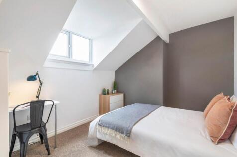 A cozy, well-maintained single bedroom featurin...