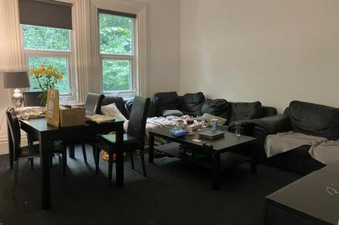 Spacious, comfortable living room with large co...