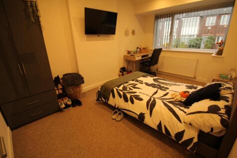 Bright, tidy double bedroom with a large window...