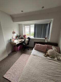 Bright, tidy bedroom with a comfortable double ...