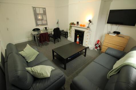 Well-presented communal living room with two co...