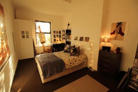 Cozy, well-decorated double bedroom with a comf...