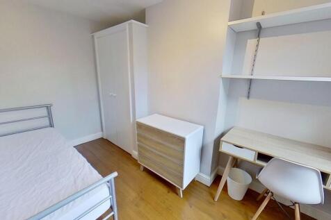 Bright and neatly maintained single bedroom fea...