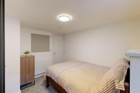 A well-maintained double bedroom featuring a co...