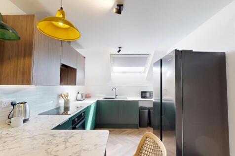 Modern fitted kitchen with marble-effect breakf...