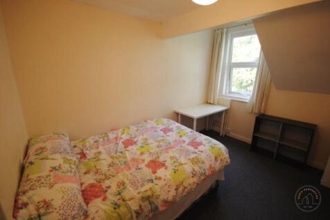 A cozy double bedroom featuring a comfortable b...