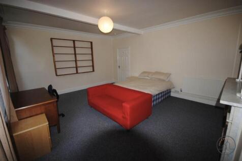 A cozy double bedroom featuring a comfortable b...