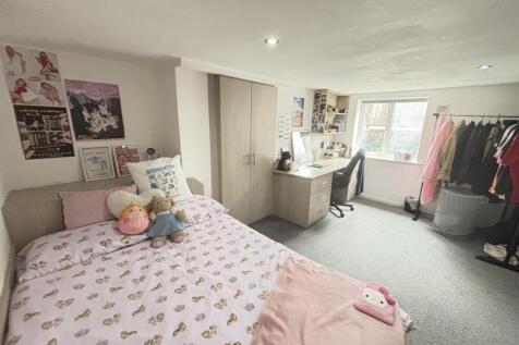 Bright, well-kept double bedroom with a comfort...