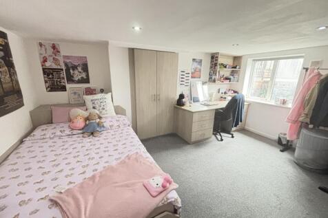 Bright, well-kept double bedroom with a comfort...