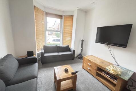 Bright, well-presented living room with a bay w...