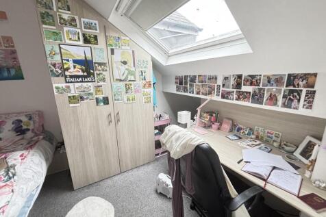 Bright, tidy bedroom with a large skylight, bui...