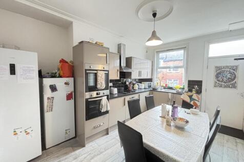 Bright, modern kitchen with integrated applianc...