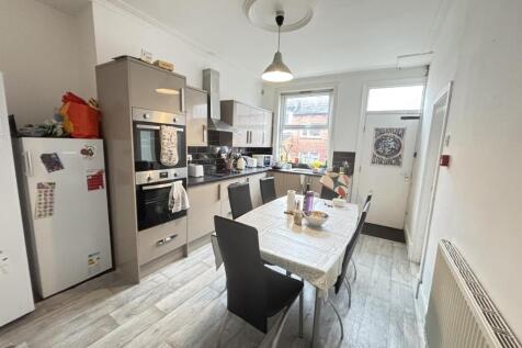 Bright contemporary kitchen with integrated app...