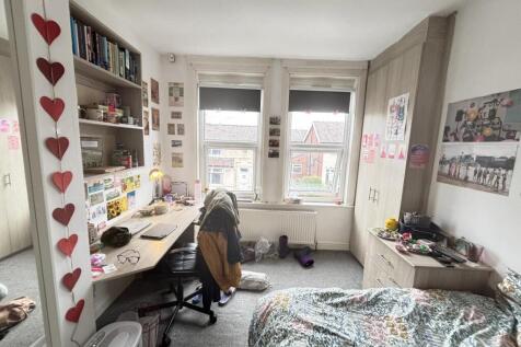 Bright, well-organised double bedroom with a fu...