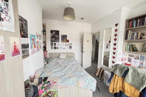 Bright, personally decorated double bedroom wit...