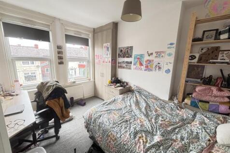 Bright, well-lit double bedroom with large bay ...