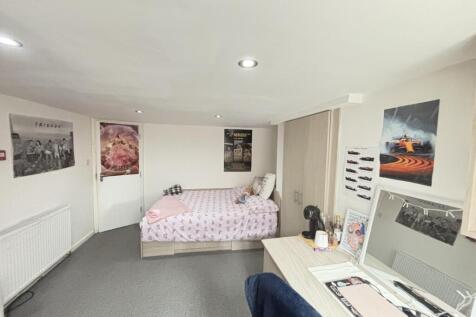 Bright, tidy bedroom with a comfortable single ...