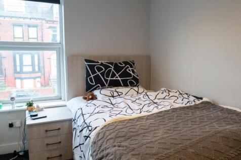 A bright, well-maintained double bedroom featur...