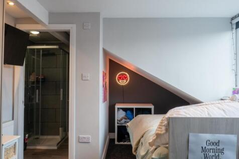 A bright and welcoming bedroom with modern deco...