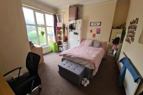 A cozy bedroom featuring a comfortable double b...