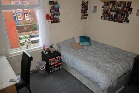 Bright, neatly presented double bedroom with a ...