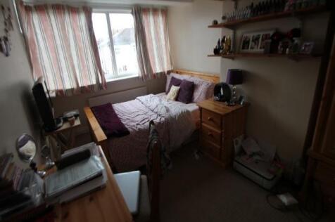 A cozy bedroom featuring a double bed positione...