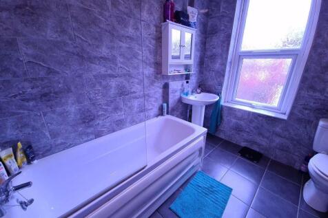 Bright and modern bathroom suite featuring a fu...