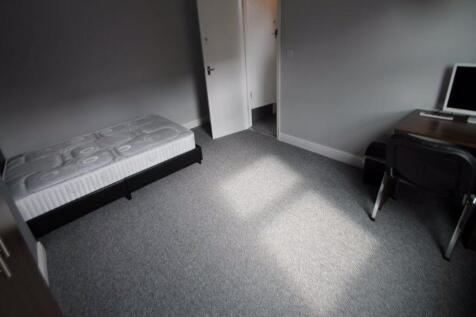 A tidy and minimalistic single bedroom with a s...