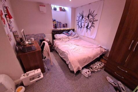 Cozy and well-kept single bedroom featuring a c...