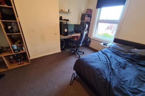 A cozy double bedroom featuring a comfortable d...