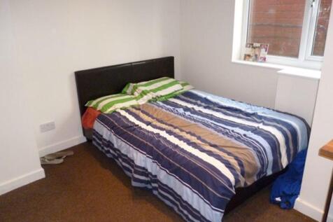 A cozy double bedroom featuring a neatly made d...