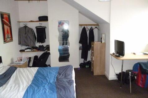 Cozy double bedroom featuring a comfortable dou...