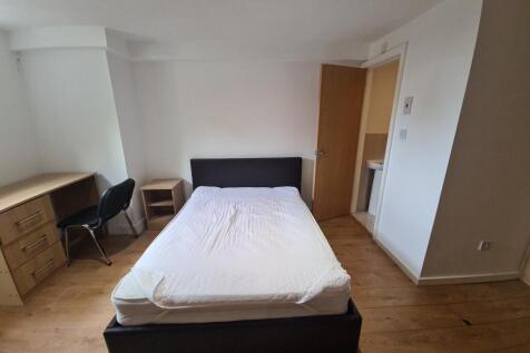 A spacious and well-maintained double bedroom w...