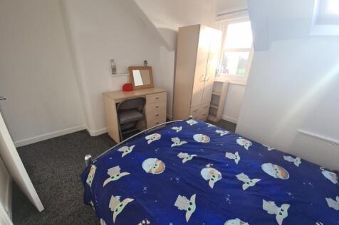 A cozy double bedroom featuring a comfortable b...