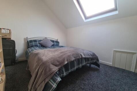 A cozy bedroom featuring a comfortable double b...