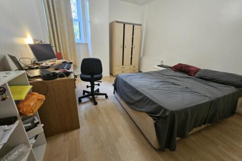 A well-maintained double bedroom featuring a co...