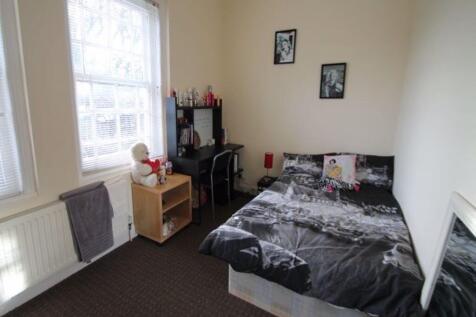 A cozy double bedroom featuring a comfortable b...