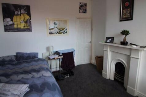 A cozy bedroom featuring a double bed with a bl...