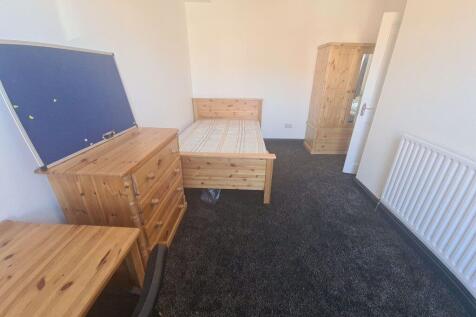 A well-maintained double bedroom featuring a co...