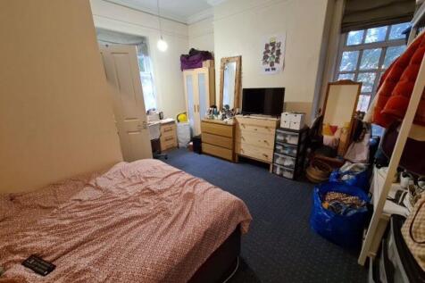 A cozy bedroom featuring a double bed with a pi...