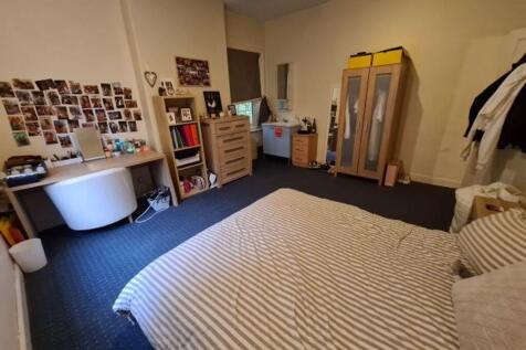 A cozy bedroom featuring a comfortable double b...