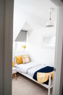 A well-maintained, bright single bedroom featur...