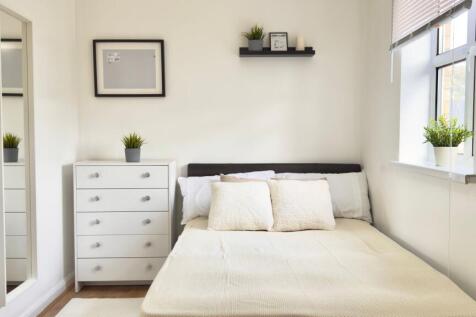 Bright and inviting double bedroom with plenty ...