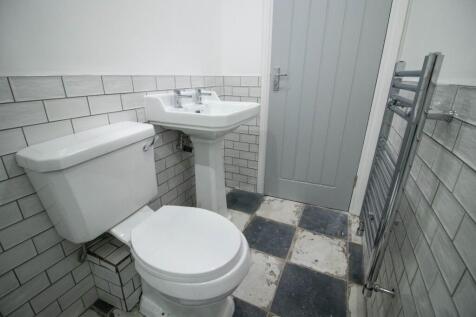 A clean and functional bathroom featuring a mod...