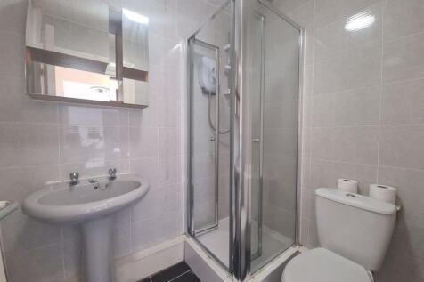 A well-maintained bathroom suite featuring a gl...