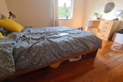 A cozy bedroom featuring a comfortable double b...