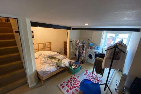 Cozy bedroom with a double bed and natural ligh...