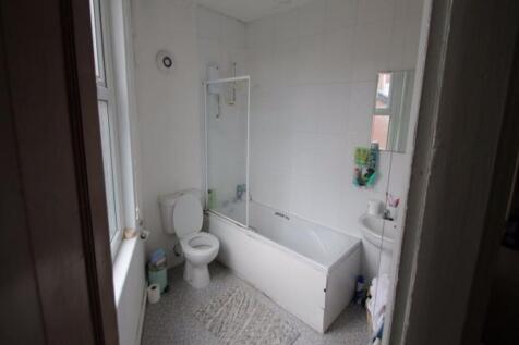 A modern bathroom featuring a bathtub, toilet, ...